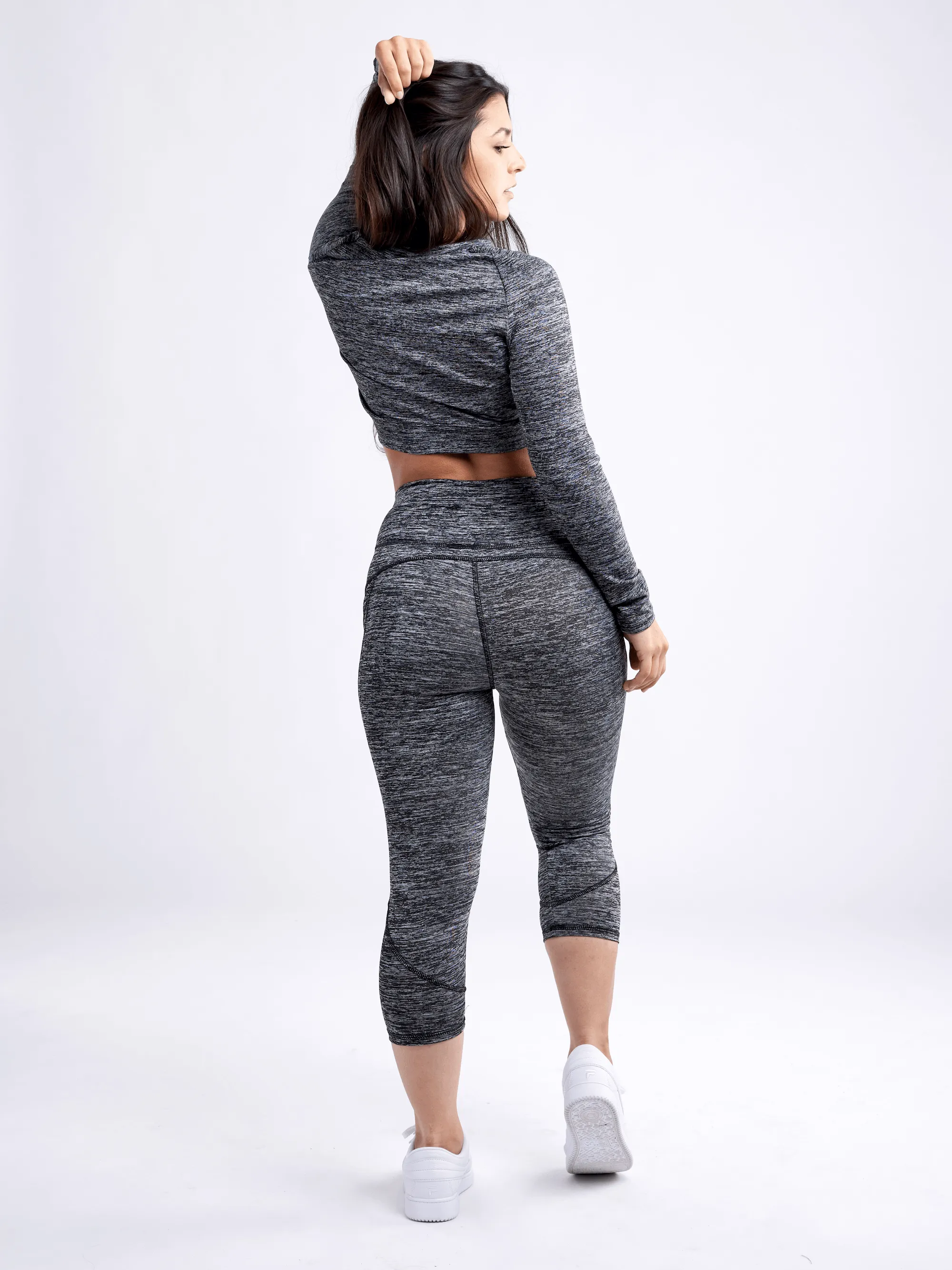 Mid-Rise Capri Fitness Leggings with Side Pockets