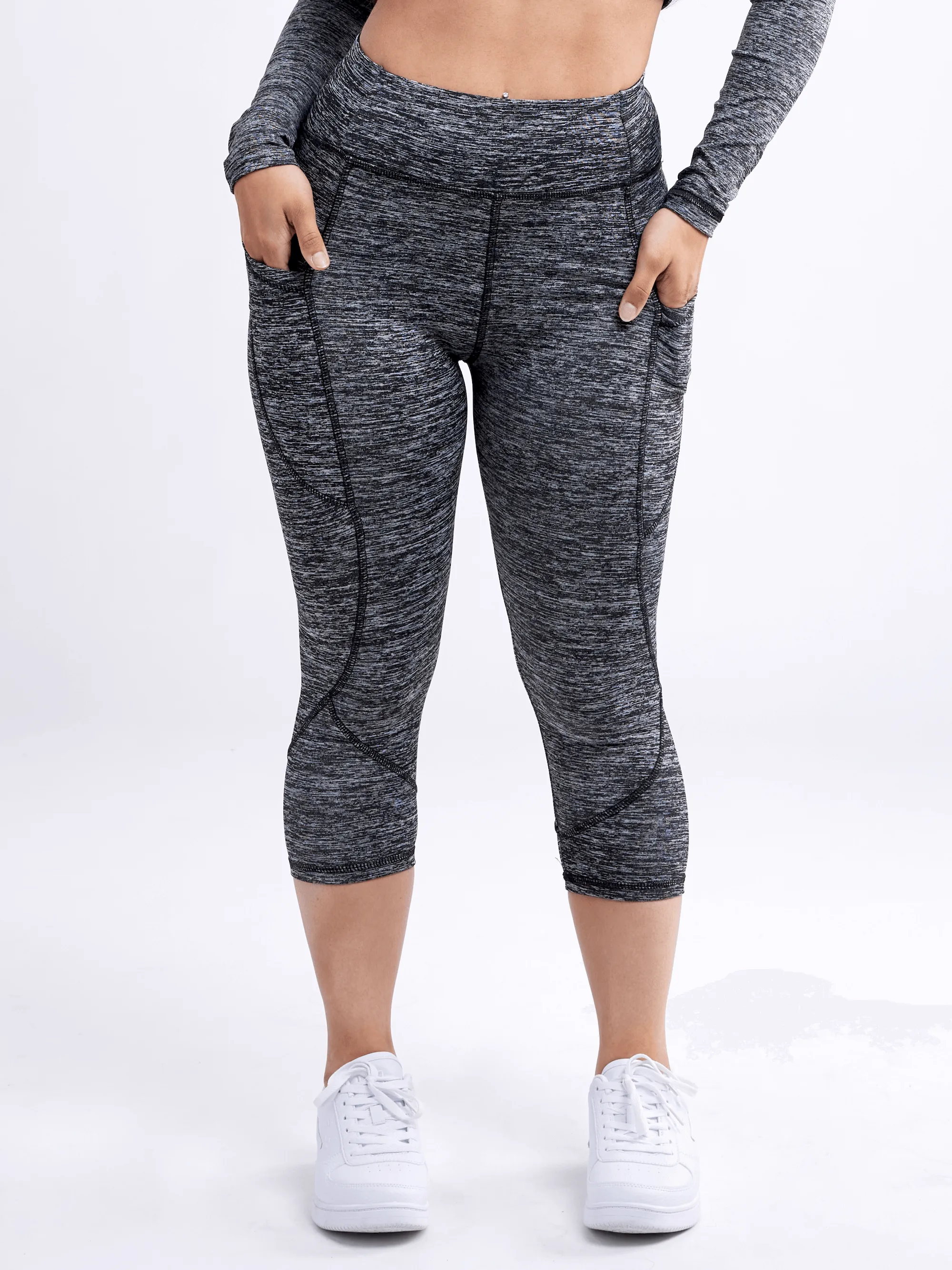 Mid-Rise Capri Fitness Leggings with Side Pockets